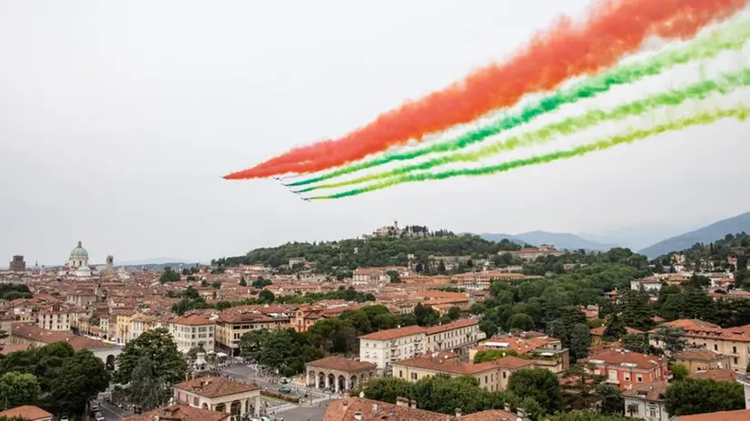 Mille Miglia 2021: lo spettacolo delle Frecce Tricolori sulla città