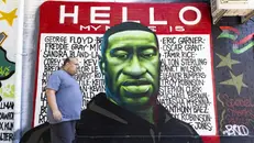 Un uomo passa davanti al murales dedicato a George Floyd a New York - Foto Epa/Justin Lane © www.giornaledibrescia.it