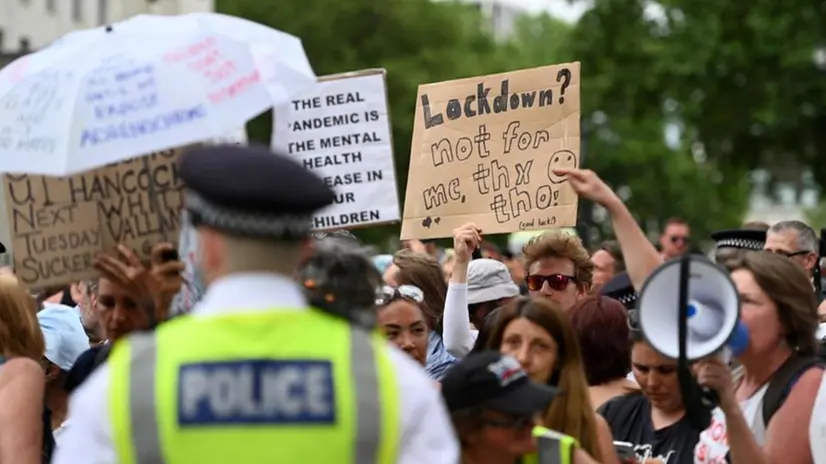 Proteste fuori da Downing Street
