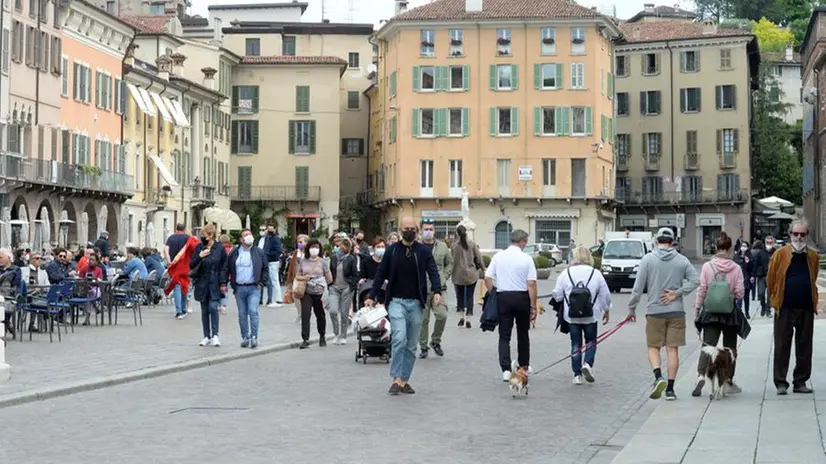 Persone per strada nel centro di Brescia