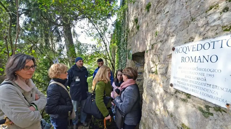 L'acquedotto romano alle Fonti di Mompiano in occasione di una Giornata di Primavera del Fai (archivio) - © www.giornaledibrescia.it