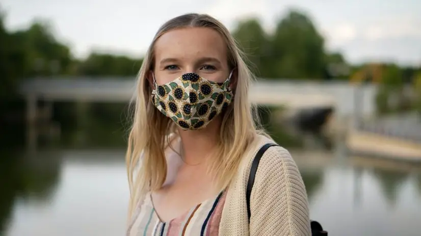 Una ragazza che indossa una mascherina - Foto © www.giornaledibrescia.it