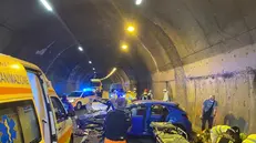 I mezzi di soccorso e le auto coinvolte nell'incidente in galleria a Breno