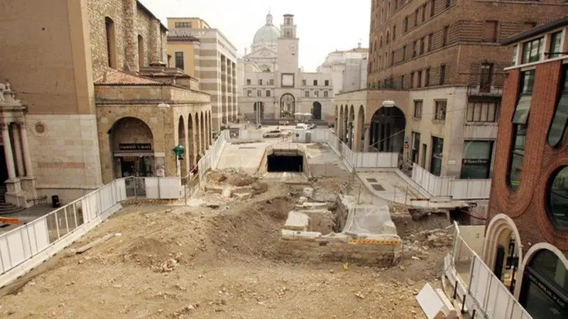 Gli scavi per la metropolitana tra piazza Vittoria e via Verdi - Foto Ansa © www.giornaledibrescia.it