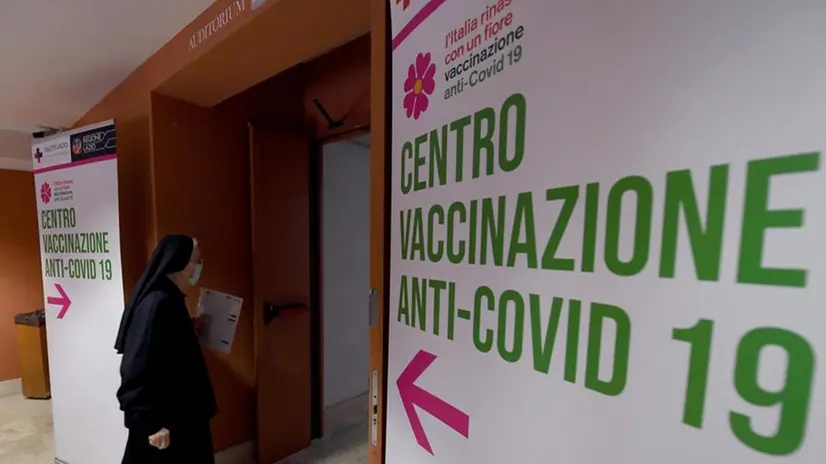 Un centro vaccinale - Foto Ansa/Ettore Ferrari © www.giornaledibrescia.it