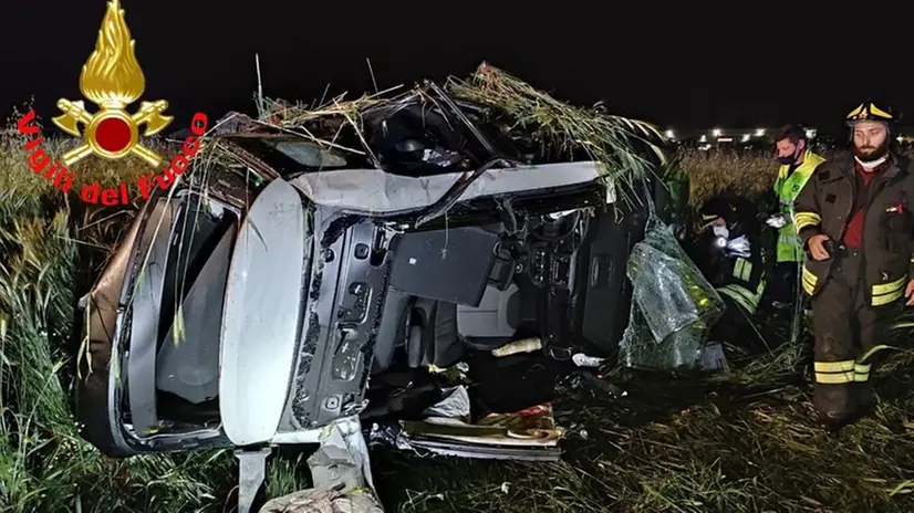 L'auto sbalzata fuori strada