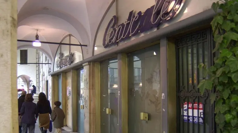 Corso Zanardelli, il cinema Centrale, ora è un negozio d’abbigliamento