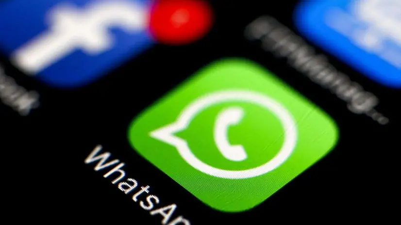 L'icona di WhatsApp su un telefonino - Foto Epa © www.giornaledibrescia.it