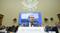 Il fondatore di Facebook Mark Zuckerberg al processo di Cambridge Analytica nel 2018 - Foto Epa © www.giornaledibrescia.it