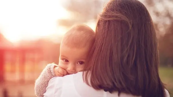 Una mamma con il suo bambino - Foto © www.giornaledibrescia.it