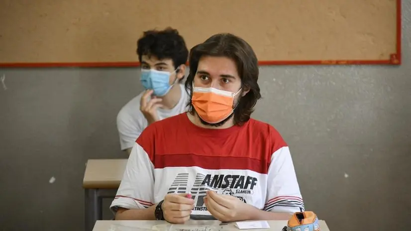 Studenti effettuano un tampone rapido salivare a scuola - Foto Ansa/Filippo Fasani © www.giornaledibrescia.it