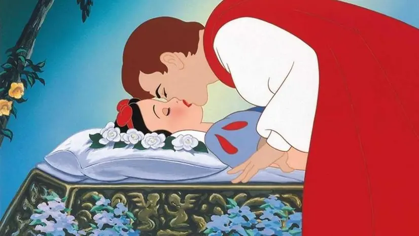 Il bacio del principe a Biancaneve - © www.giornaledibrescia.it