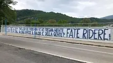 Lo striscione affisso dai tifosi del Brescia fuori dallo stadio Rigamonti - © www.giornaledibrescia.it