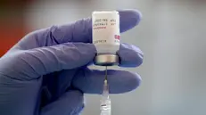 Una fiala di vaccino AstraZeneca - Foto Epa © www.giornaledibrescia.it