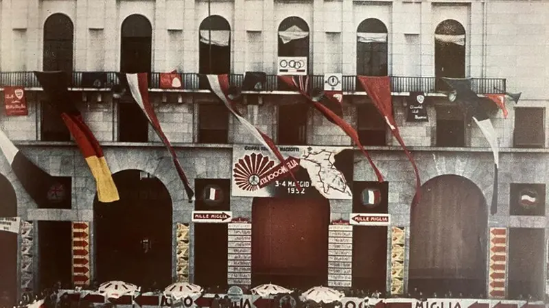 Le bandiere di sette nazioni sventolano in piazza Vittoria (1952) - © www.giornaledibrescia.it