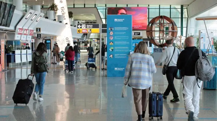 Passeggeri in transito all'aeroporto di Fiumicino - Foto Ansa/Telenews © www.giornaledibrescia.it