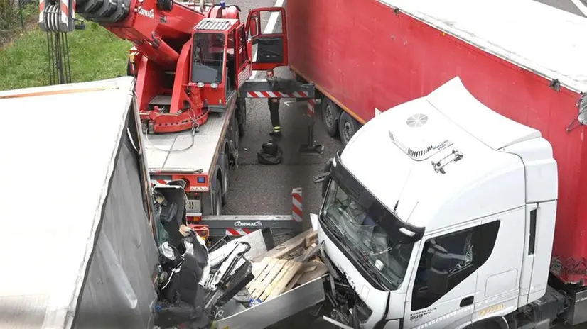 I mezzi coinvolti nello schianto - Foto © www.giornaledibrescia.it