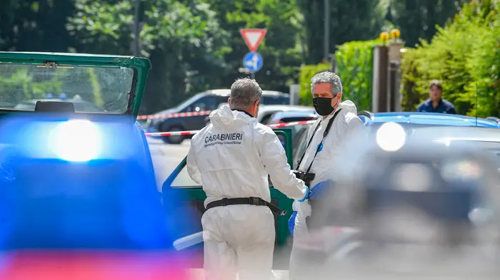 Sul luogo della sparatoria sono intervenuti i carabinieri - Foto Ansa © www.giornaledibrescia.it