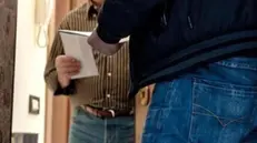 L'anziano è stato derubato dei risparmi di una vita