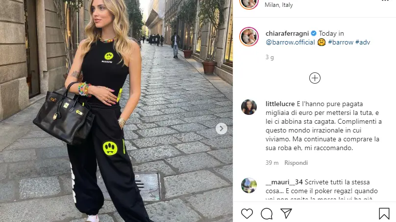Chiara Ferragni in ciabatte e calzino bianco - © www.giornaledibrescia.it