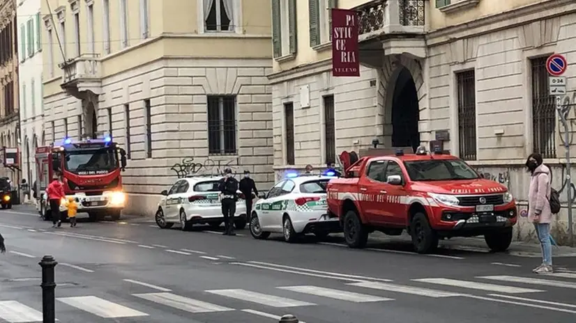 I mezzi di Vigili del Fuoco e Polizia Locale in via Gramsci - © www.giornaledibrescia.it