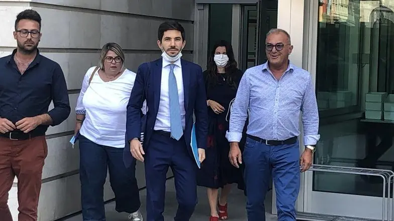 I componenti della famiglia Montini con i loro avvocati escono dal tribunale dopo l’assoluzione - © www.giornaledibrescia.it