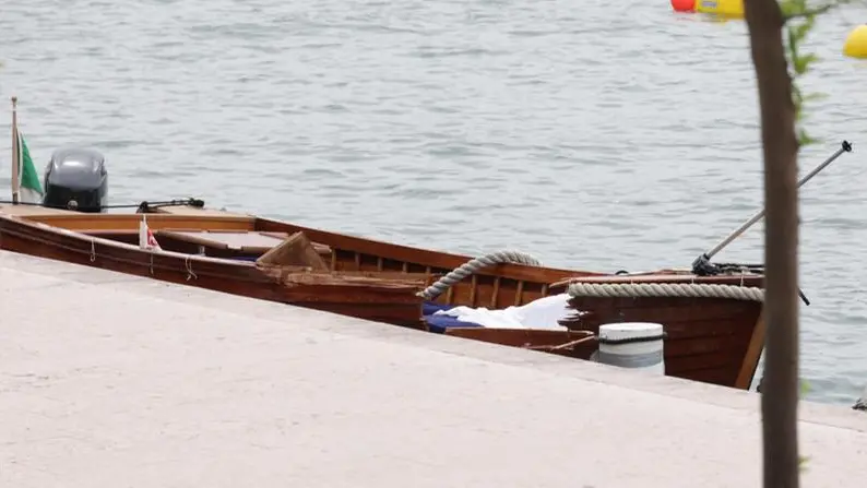 La barca in legno con i segni della collisione