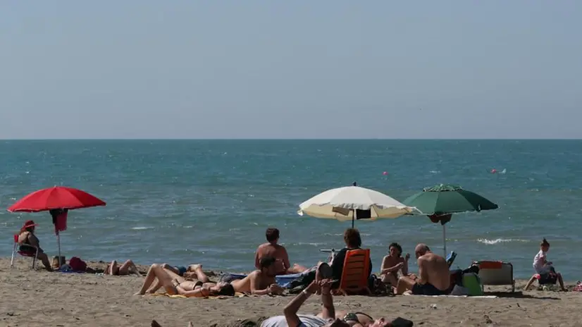 Bagnanti in spiaggia sul Lido di Castel Porziano e Ostia