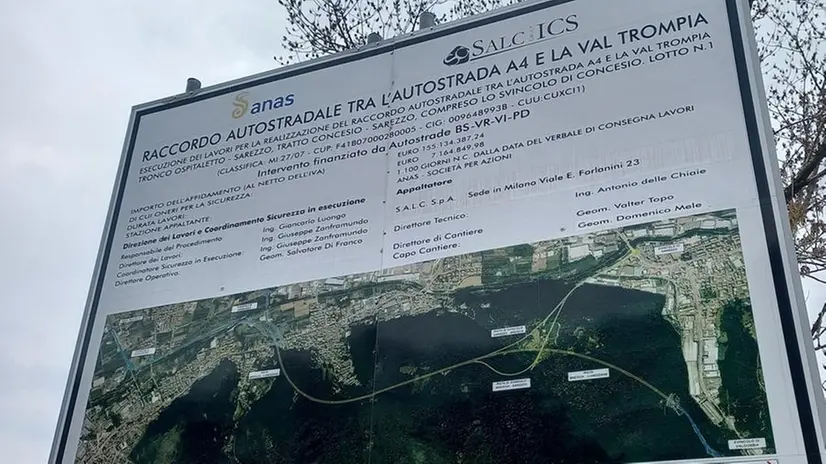 Il cartello tra Concesio e Villa Carcina che annuncia i lavori del raccordo autostradale - Foto © www.giornaledibrescia.it