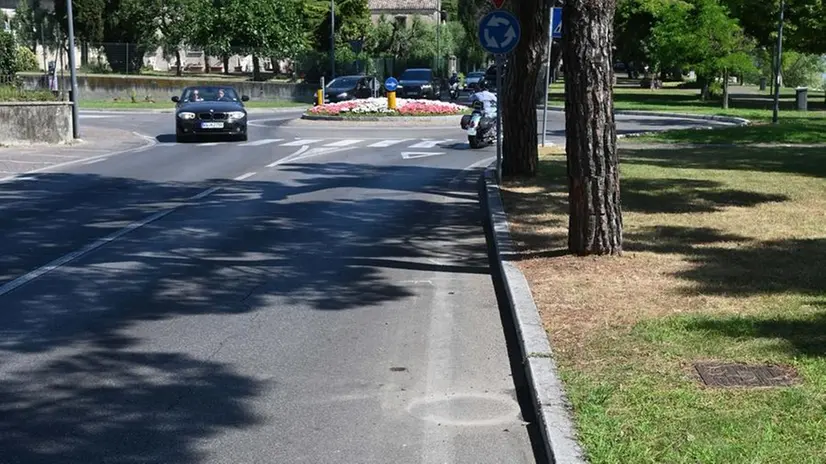 In via XXV Aprile: il 30enne ha perso il controllo dello scooter ed è finito contro un pino marittimo