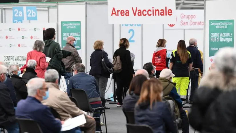 In fila per la vaccinazione anti-Covid vicino a Milano - Foto Ansa/Daniel Dal Zennaro © www.giornaledibrescia.it