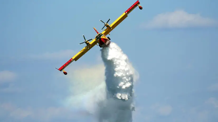 Canadair in volo - © www.giornaledibrescia.it