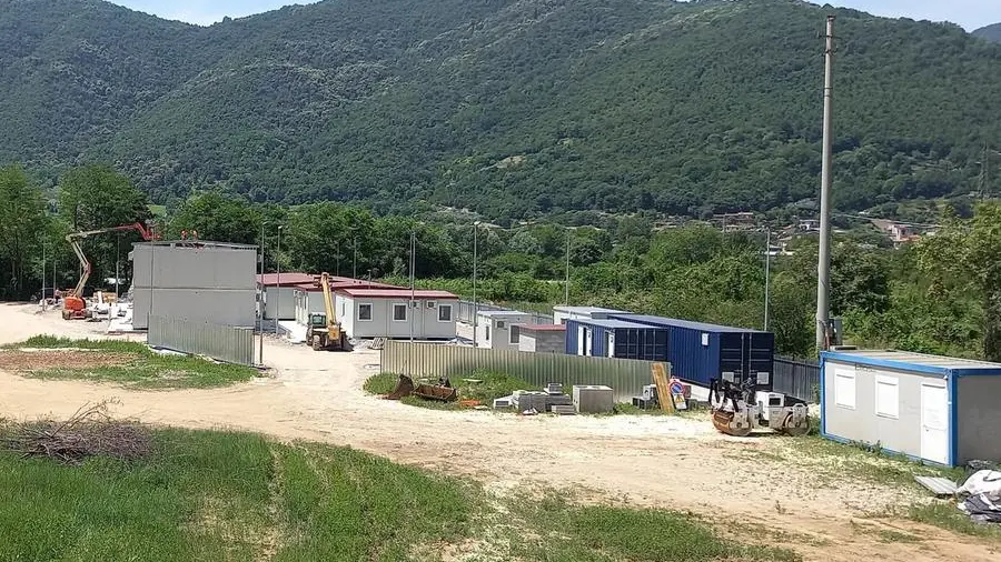 Il campo base con i quasi ultimati alloggi per gli operai che lavorano per la realizzazione dell'Autostrada della Valtrompia - © www.giornaledibrescia.it