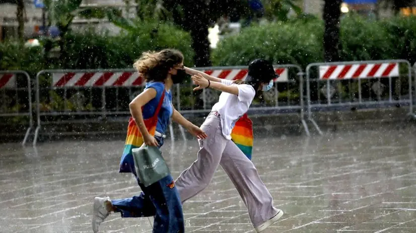 Due ragazzine giocano con la pioggia