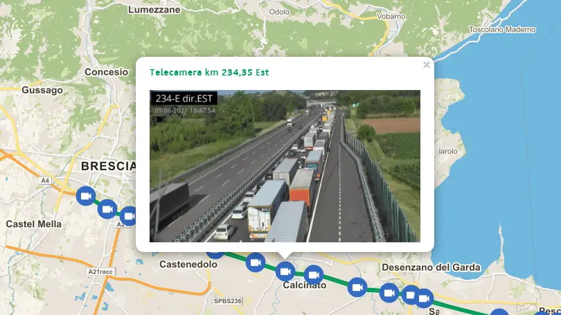 Veicoli in coda in prossimità dell'incidente in A4, nell'immagine di una delle webcam della tratta