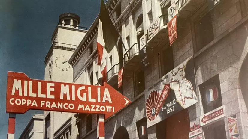 La «Freccia Rossa» spicca alta nell’azzurro del cielo di Brescia nel 1952 - © www.giornaledibrescia.it