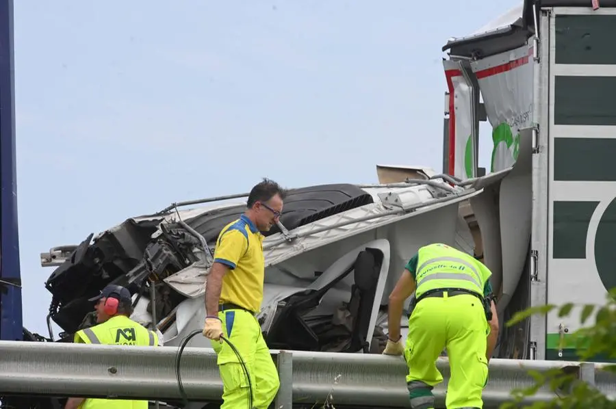 Tamponamento tra mezzi pesanti in A4: un morto
