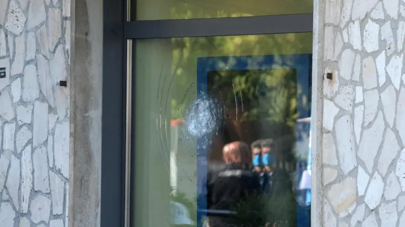 La vetrina della parafarmacia raggiunta da una delle due fucilate - Foto Marco Ortogni/Neg © www.giornaledibrescia.it