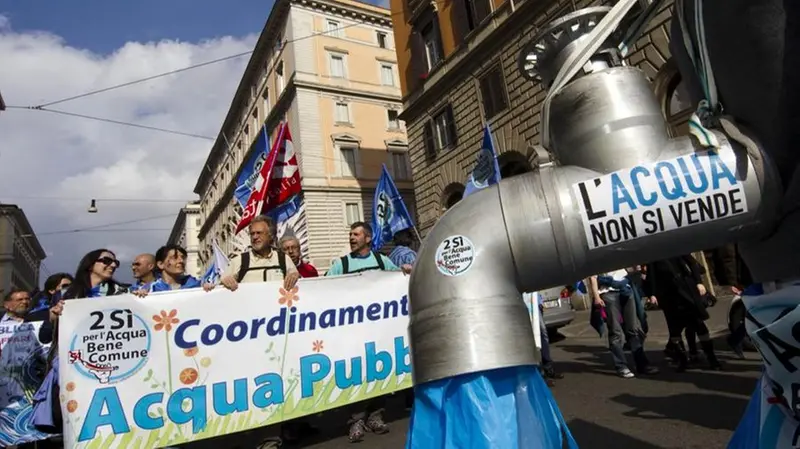 Il corteo indetto il 26 marzo 2011 a Roma dal Comitato per l'Acqua bene comune per manifestare contro il ritorno al nucleare e la privatizzazione dell'acqua - Foto Ansa © www.giornaledibrescia.it
