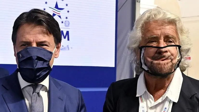 Giuseppe Conte e Beppe Grillo insieme all'Agenzia delle dogane e dei Monopoli a settembre 2020 - Foto Ansa  © www.giornaledibrescia.it