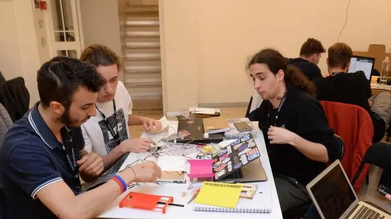 Studenti al lavoro durante il primo hackathon Da Vinci 4.0