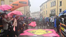 La partenza della 16esima tappa del Giro d'Italia