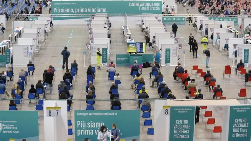 Persone in attesa di essere vaccinate al Centro Fiera di Brescia in via Caprera - Foto Marco Ortogni/Neg © www.giornaledibrescia.it
