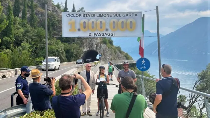 Un milione di visitatori per la ciclabile di Limone