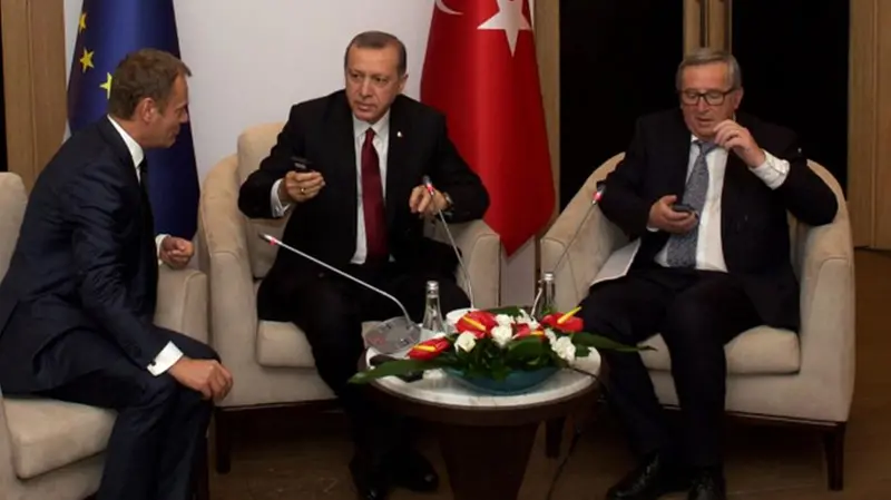 16 novembre 2015: in un incontro a margine del G20 presieduto dalla Turchia, entrambi i leader Ue dell’epoca, Juncker e Tusk, vennero fatti accomodare su due poltrone equidistanti ai lati di Erdogan