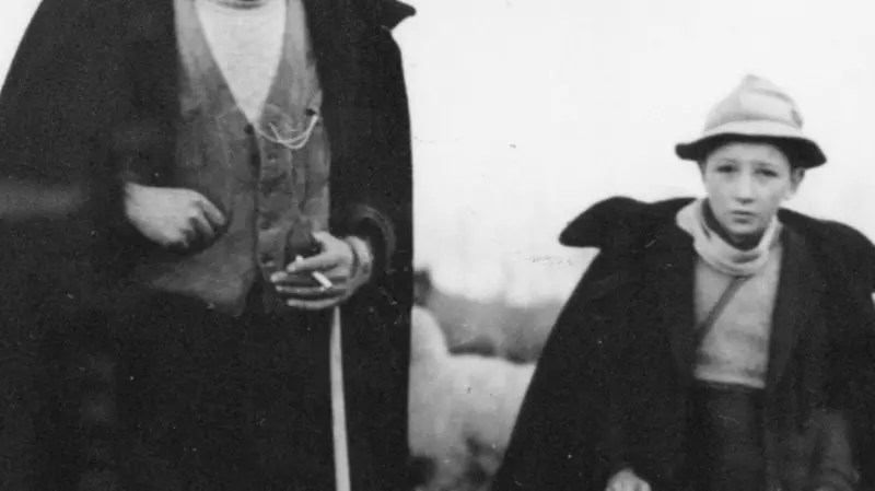 Di padre in figlio. Altri pastori, qui con costumi tipici