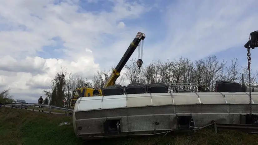 Provinciale 65, tir si ribalta e blocca la strada