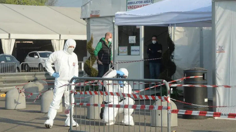 Via Morelli, investigatori al lavoro dopo il lancio di molotov