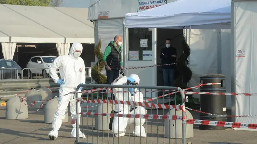 Via Morelli, investigatori al lavoro dopo il lancio di molotov