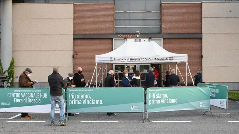 L'ingresso dell'hub vaccinale al Centro Fiera di Brescia - Foto Gabriele Strada/Neg © www.giornaledibrescia.it